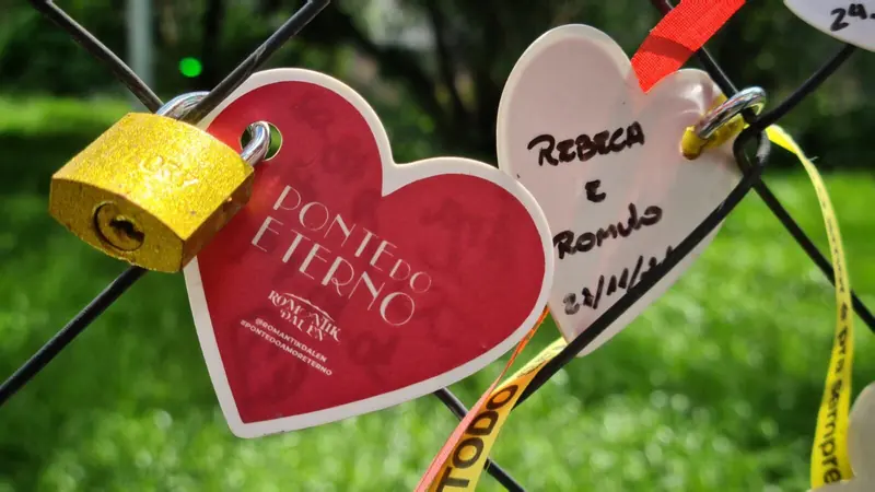 Cadeados em forma de coração deixados por casais no Romantik Dalen